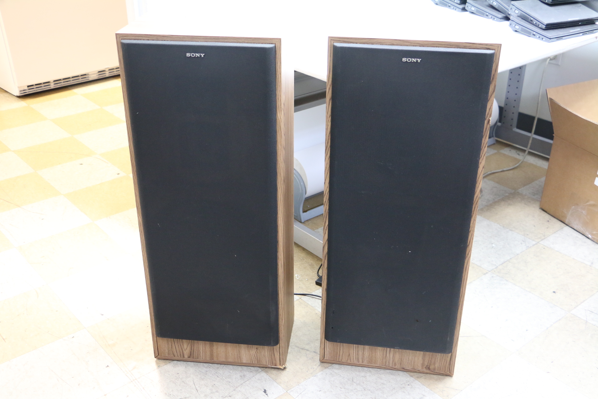 Pair of VINTAGE Sony SSU530 Floor Standing 270W 3 Way Stereo Speakers