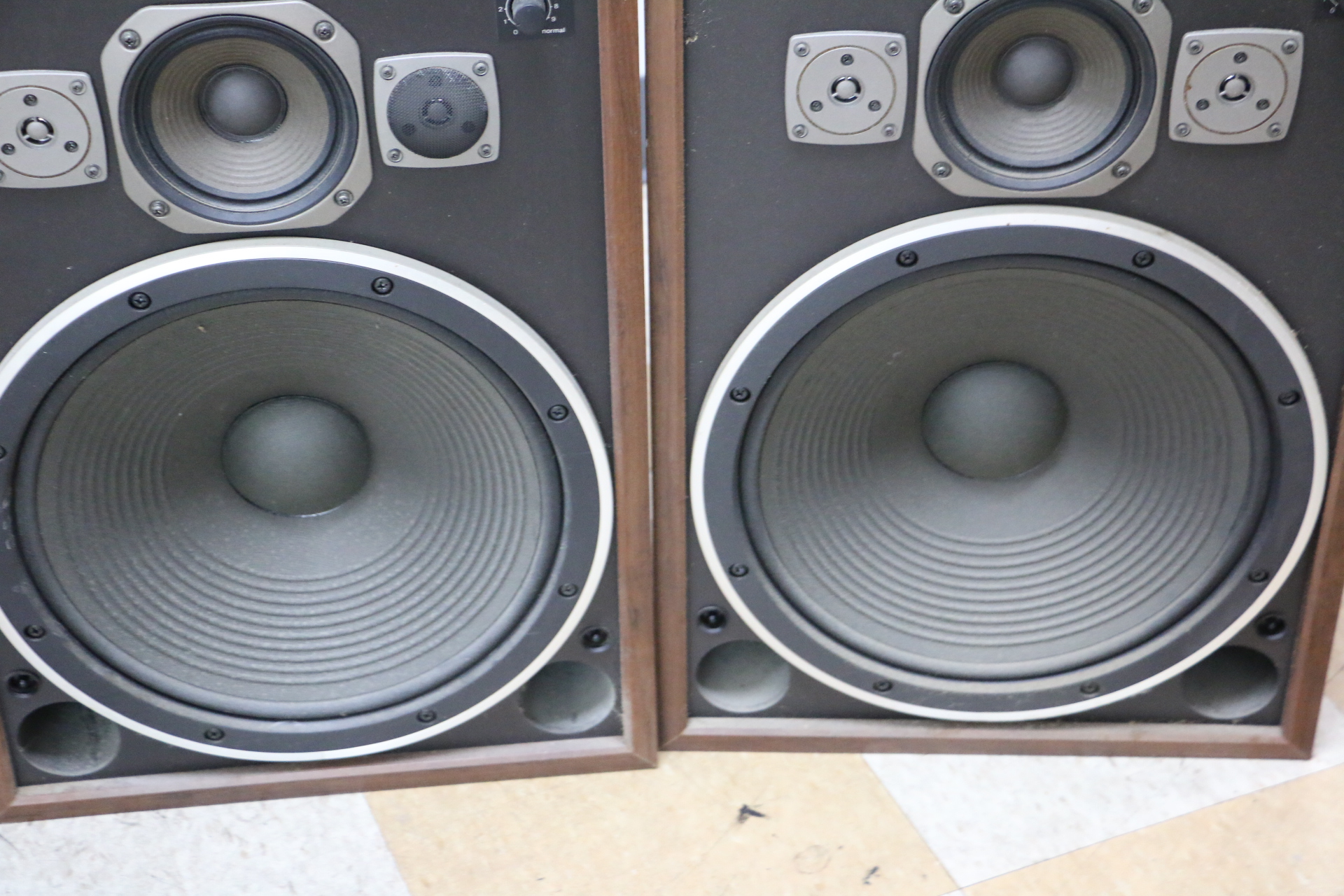 Pair of VINTAGE Technics SBG400 4 Way 200W Floor Standing Speakers